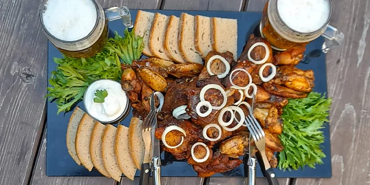 Masové hody U Námořníka pro 2 nebo 4 osoby: marinovaná křídla, žebra, pečené koleno i pivo
