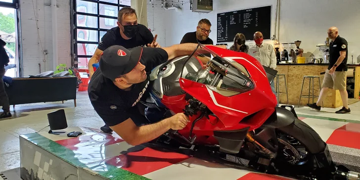 Jízda na oficiálním simulátoru Moto GP: až 70 min. adrenalinu pro 1 osobu