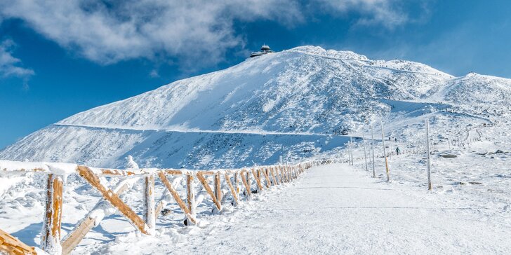 Dovolená pro milovníky turistiky i lyžování v Krkonoších: jednoduché ubytování s polopenzí