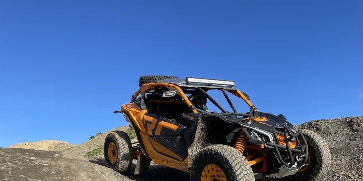Jízda v dakarské buggy Can-Am Maverick na polygonu Hummer centra: spolujezdec či řidič