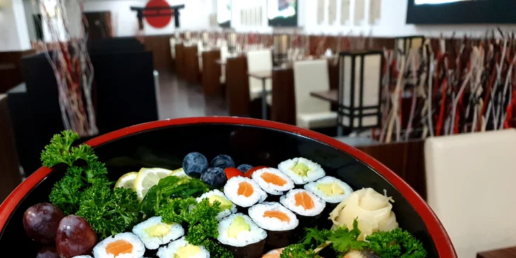 Sushi sety o 18–69 rolkách v centru Olomouce: losos, krevety, úhoř i kaviár nebo krab
