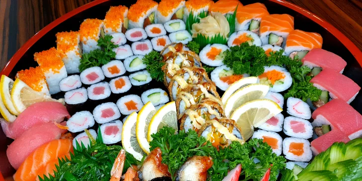 Sushi sety o 18–69 rolkách v centru Olomouce: losos, krevety, úhoř i kaviár nebo krab