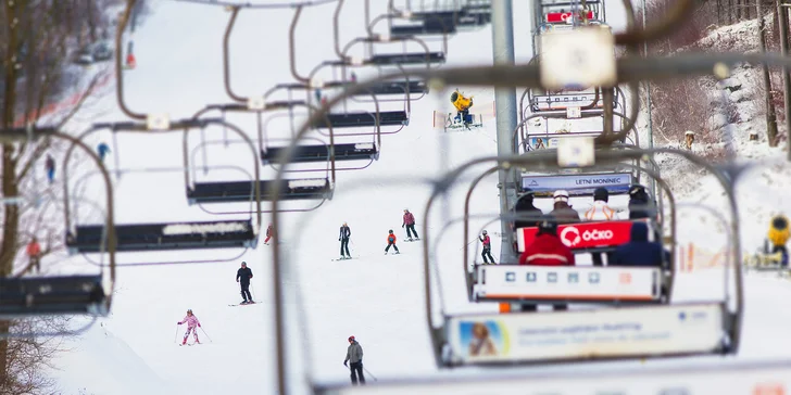 Jednodenní lyžování na Monínci: doprava z Prahy do moderního ski areálu s čtyřsedačkovou lanovkou