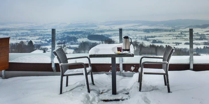Jednodenní lyžování na Monínci: doprava z Prahy do moderního ski areálu s čtyřsedačkovou lanovkou