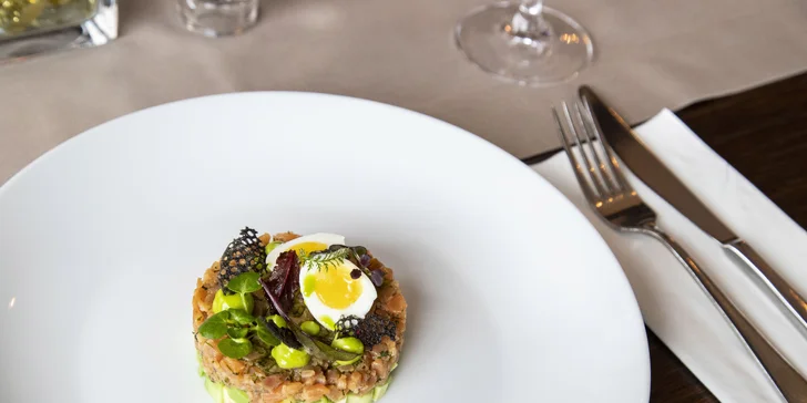 4chodové menu v restauraci na Kampě: lososový tatarák, kachní prso i hruškový dort