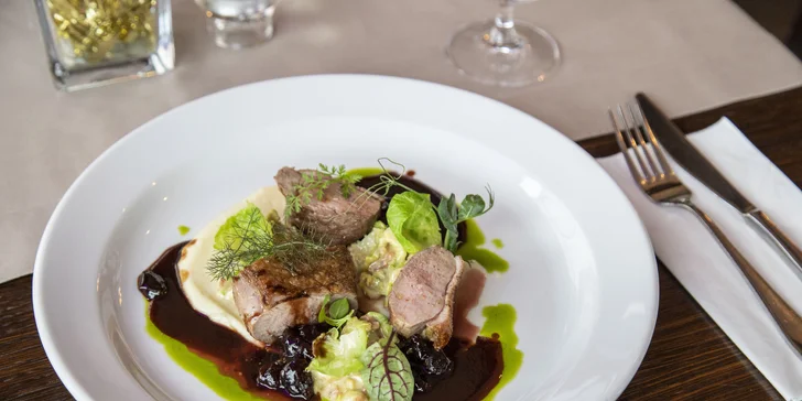 4chodové menu v restauraci na Kampě: lososový tatarák, kachní prso i hruškový dort