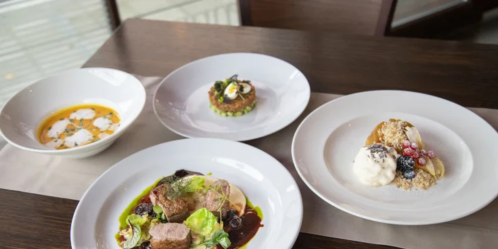 4chodové menu v restauraci na Kampě: lososový tatarák, kachní prso i hruškový dort