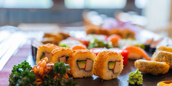Pestrý set 34 ks sushi s tuňákem i lososem, k tomu kimchi i mořské řasy a wasabi