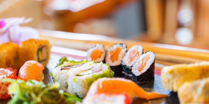 Pestrý set 34 ks sushi s tuňákem i lososem, k tomu kimchi i mořské řasy a wasabi