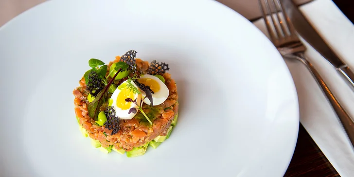 4chodové menu v restauraci na Kampě: lososový tatarák, kachní prso i hruškový dort