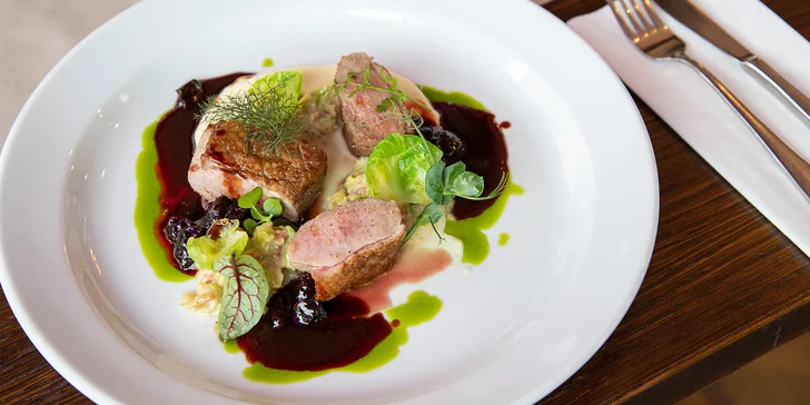 4chodové menu v restauraci na Kampě: lososový tatarák, kachní prso i hruškový dort