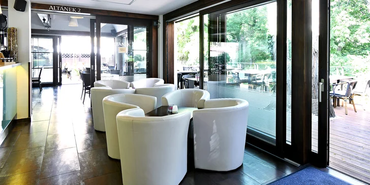 4chodové menu v restauraci na Kampě: lososový tatarák, kachní prso i hruškový dort