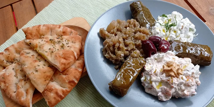 Řecké vegetariánské dobroty na odnos s sebou: porce pro 1 nebo 2 osoby či celý talíř