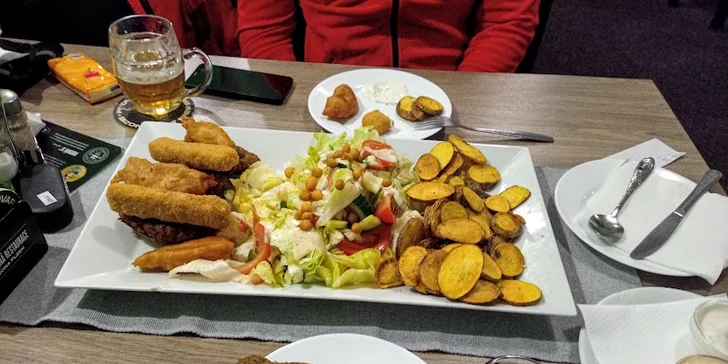 Smažené maso a sýry, pečené brambory, omáčky a salát až pro 3 jedlíky