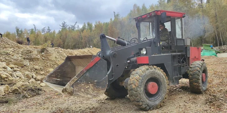 30–60 min. řádění s legendárním kloubovým nakladačem nebo rypadlem