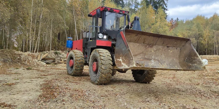 30–60 min. řádění s legendárním kloubovým nakladačem nebo rypadlem