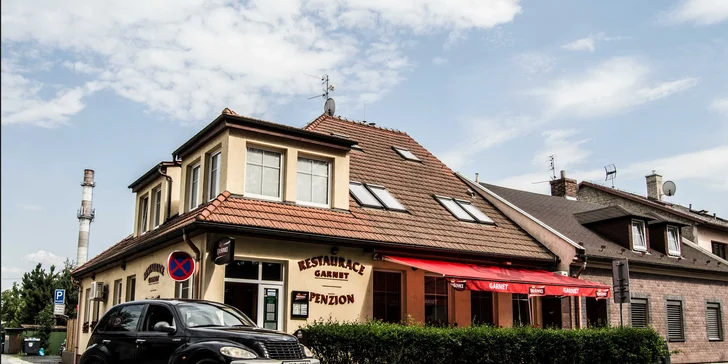 Parádně obložené langoše s nápojem k tomu. Trhané maso, guacamole, sýry a jiné dobroty