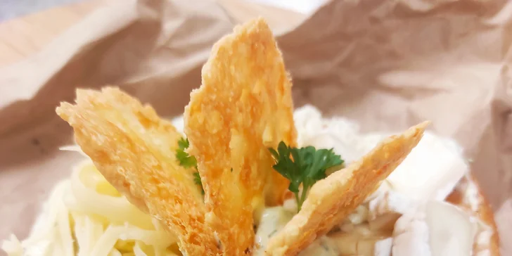 Parádně obložené langoše s nápojem k tomu. Trhané maso, guacamole, sýry a jiné dobroty
