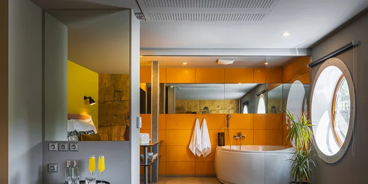 Pobyt v moderním hotelu na lodi v Karlíně: jídlo, bio prosecco i slevy