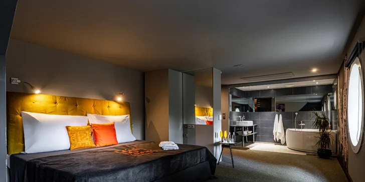 Pobyt v moderním hotelu na lodi v Karlíně: jídlo, bio prosecco i slevy