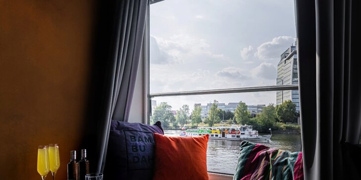 Pobyt v moderním hotelu na lodi v Karlíně: jídlo, bio prosecco i slevy