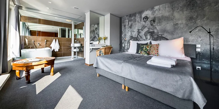 Pobyt v moderním hotelu na lodi v Karlíně: jídlo, bio prosecco i slevy