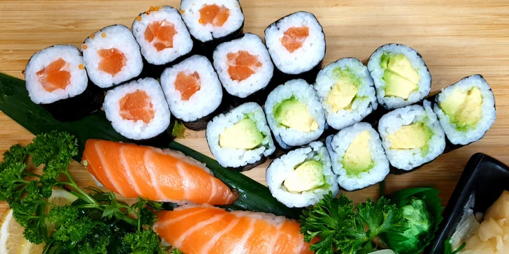 Sushi sety o 18–69 rolkách v centru Olomouce: losos, krevety, úhoř i kaviár nebo krab