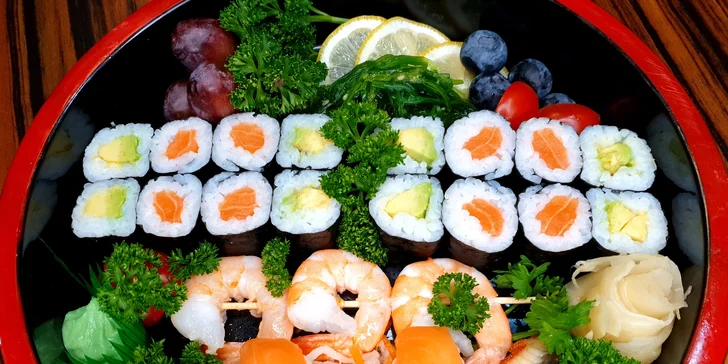 Sushi sety o 18–69 rolkách v centru Olomouce: losos, krevety, úhoř i kaviár nebo krab