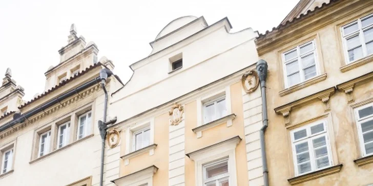 Pobyt ve středověkém hotelu na Malé Straně: snídaně i historická show s hostinou