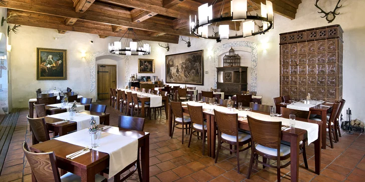 Čtyřchodové menu i vinné párování v historické tvrzi pro 2 osoby