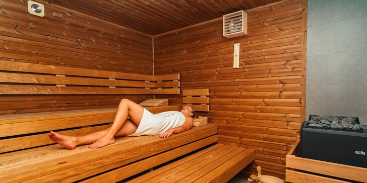 Veřejný či privátní vstup do sauny a vířivky i s lahví sektu pro 2 osoby