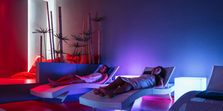 Veřejný či privátní vstup do sauny a vířivky i s lahví sektu pro 2 osoby