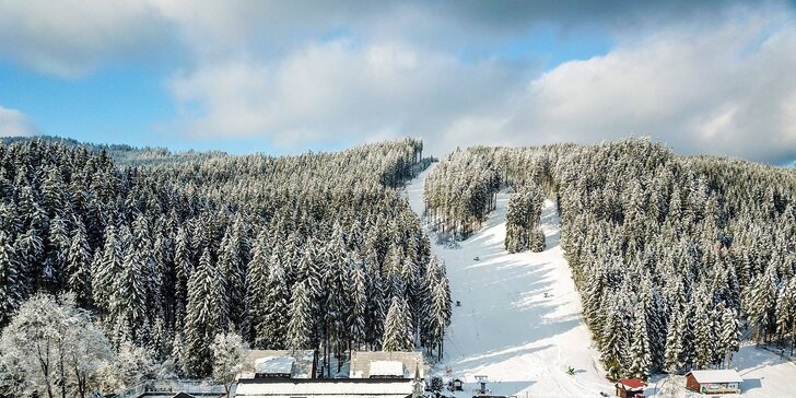 Pobyt u skiareálu Bílá: neomezeně wellness, polopenze a karta na atrakce včetně slev na lyžování
