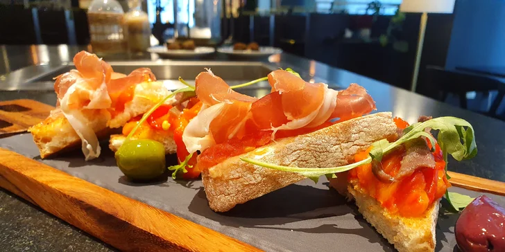 Degustační menu pro dva: tapas, krevety, rib eye steak i čokoládový lava cake