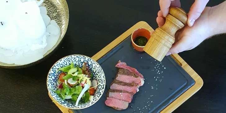 Degustační menu pro dva: tapas, krevety, rib eye steak i čokoládový lava cake