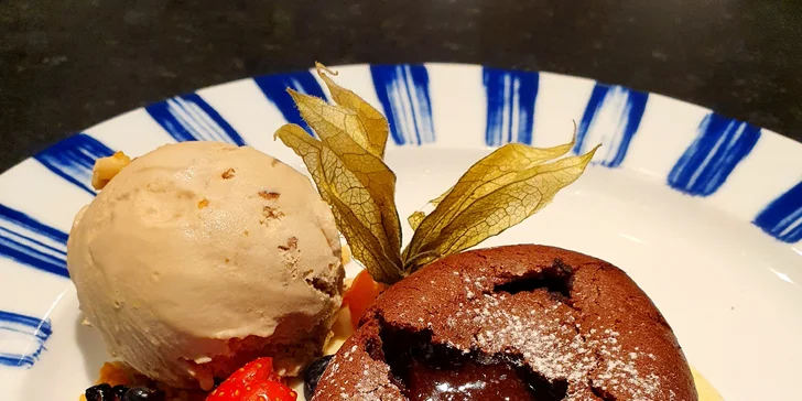 Degustační menu pro dva: tapas, krevety, rib eye steak i čokoládový lava cake