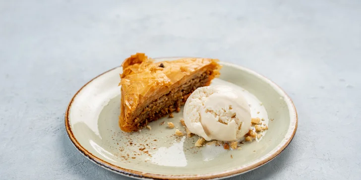 Degustační řecké menu o 4 chodech pro dva: salát, sýrové kuličky, burgery a baklava