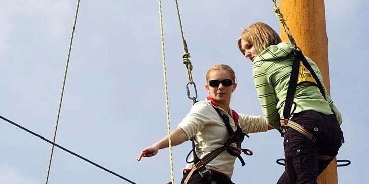 Adrenalin v lanovém centru pro jednotlivce i rodiny s možností grilování