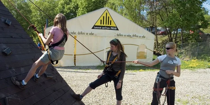 Adrenalin v lanovém centru pro jednotlivce i rodiny s možností grilování