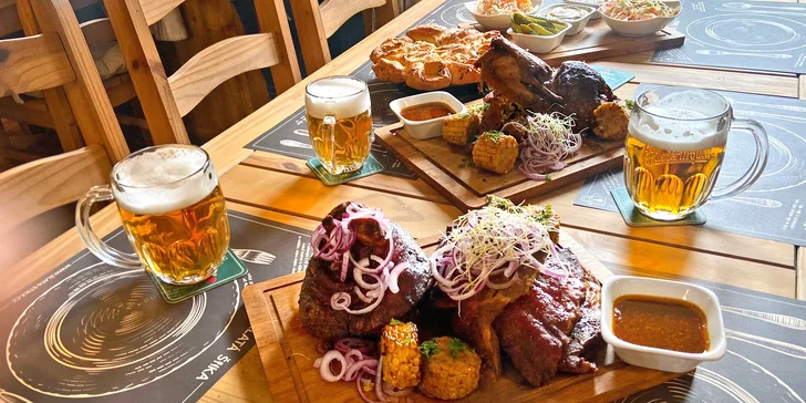 Restaurace, kde obsluhuje robot: masová hostina s kachnou, žebry i kolenem pro 4-6 osob