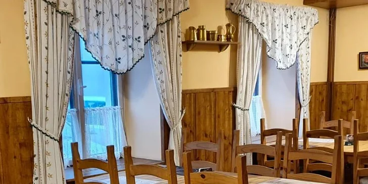 Restaurace, kde obsluhuje robot: masová hostina s kachnou, žebry i kolenem pro 4-6 osob