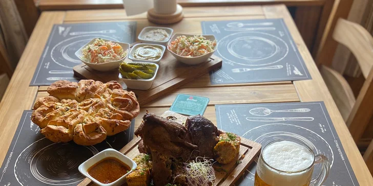 Restaurace, kde obsluhuje robot: masová hostina s kachnou, žebry i kolenem pro 4-6 osob
