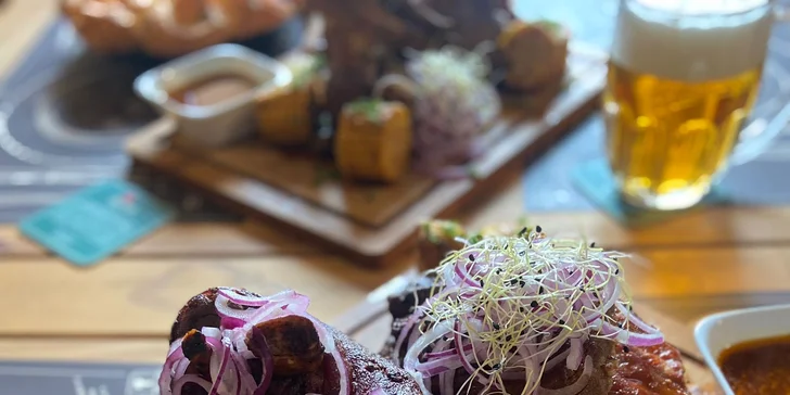 Restaurace, kde obsluhuje robot: masová hostina s kachnou, žebry i kolenem pro 4-6 osob