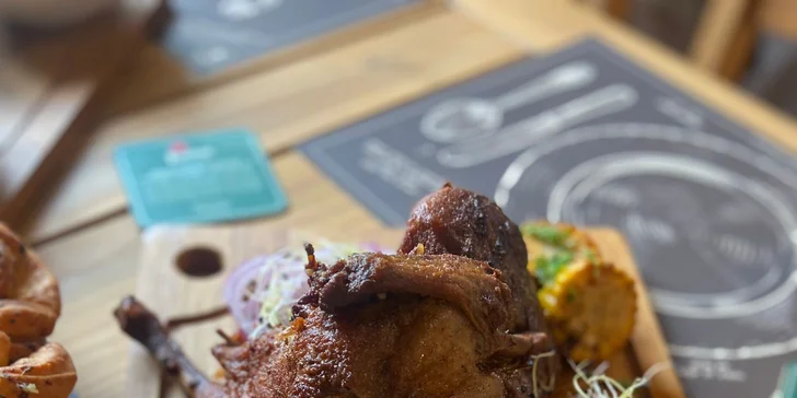 Restaurace, kde obsluhuje robot: masová hostina s kachnou, žebry i kolenem pro 4-6 osob