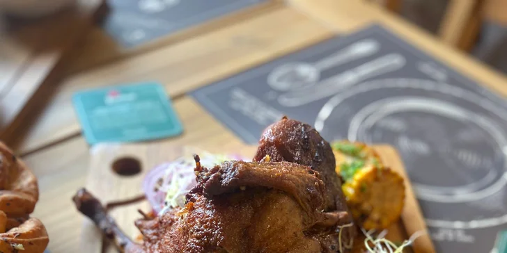 Restaurace, kde obsluhuje robot: masová hostina s kachnou, žebry i kolenem pro 4-6 osob