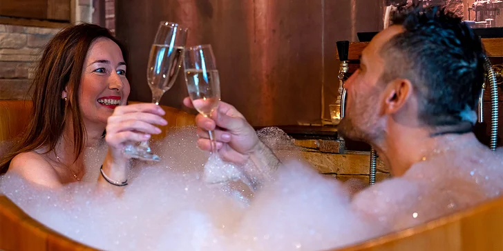90 minut relaxace pro 2 osoby: vinná lázeň v dubové vaně, masáž zad i šíje a víno