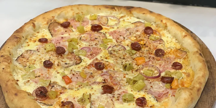 Křupavá pizza o průměru 40 cm podle výběru vč. krabic na odnos