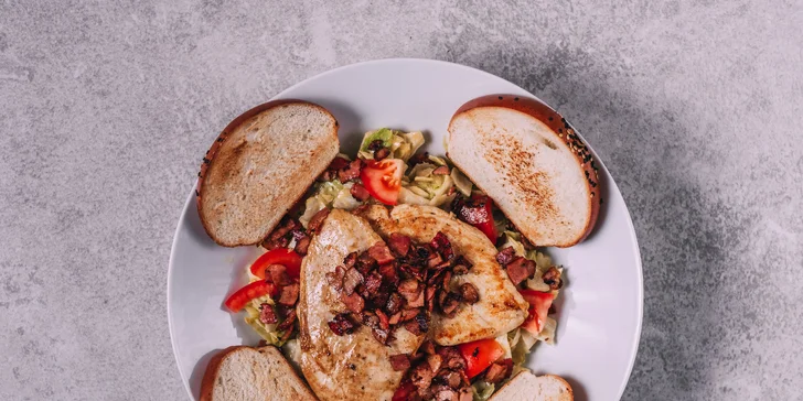 Hovězí, kuřecí i vege burgery, tortily, stripsy, saláty i velká nálož hranolků