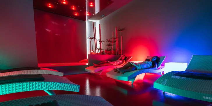 Veřejný či privátní vstup do sauny a vířivky i s lahví sektu pro 2 osoby