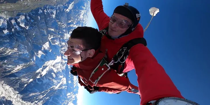 Zážitek nad Alpami: tandemový seskok z výšky 4000 m v netradiční lokalitě